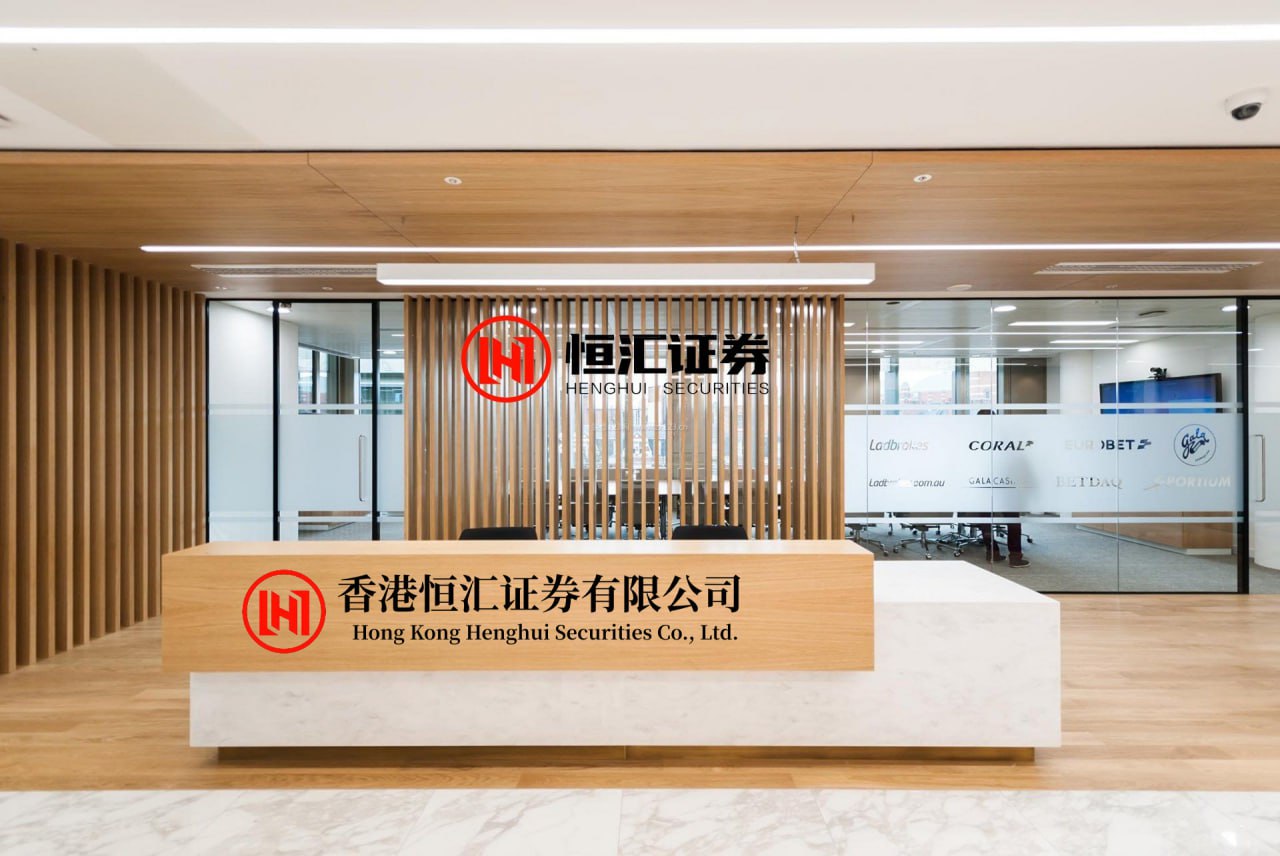 小散配资 主人溜小鸡毛被各种耍赖，逼得亲妈直接上手亲自溜...网友：真不愧亲妈，确实有法子...